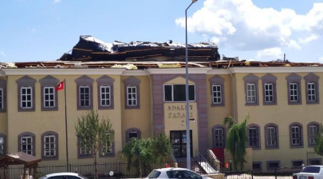 Sivas'da Adliyenin çatısı rüzgardan uçtu
