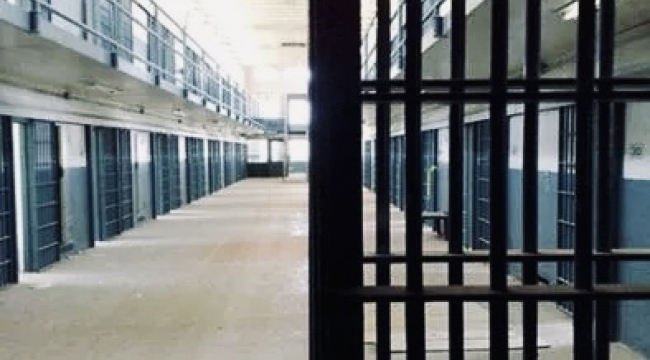 Cezaevine baskın: 900 mahkum firar etti