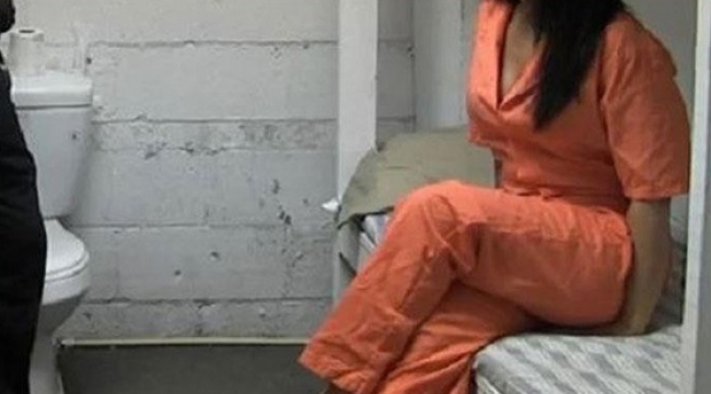 Cezaevinde mahkumla cinsel ilişkiye giren kadın memur tutuklandı