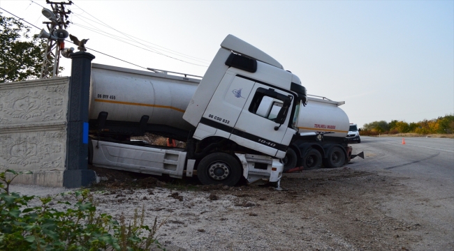 Çankırı'da arıza yapan akaryakıt tankeri sürücüsüz 100 metre geriye seyrederek yoldan çıktı