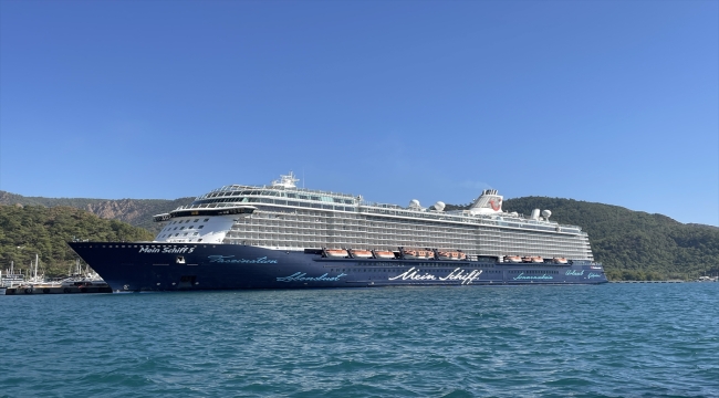 Dev kruvaziyer "Mein Schiff 5" Marmaris Limanı'na yanaştı