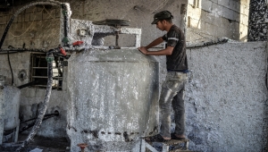 Gazze'deki Filistinli girişimci topladığı kağıt atıklardan iş kurdu
