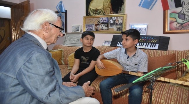 Irak'ta emekli müzik öğretmeni çocuklara Kerkük türkülerini sevdiriyor