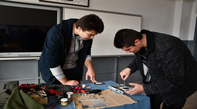 Karabük'te arızalanan akıllı tahtaları meslek lisesi öğrencileri tamir ediyor