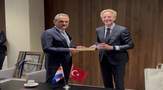 Milli Eğitim Bakanı Özer, Hollanda'da temaslarda bulunuyor