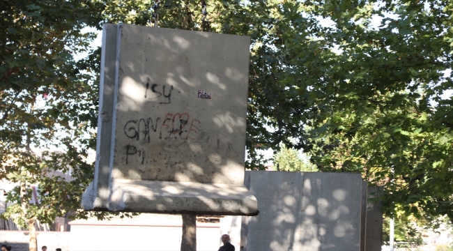  Müzeye dönüştürülecek Diyarbakır Cezaevinin etrafındaki beton bloklar kaldırılıyor