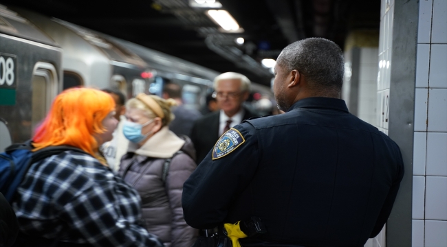 New York metrosunda artan suç oranları nedeniyle güvenlik önlemleri artırıldı