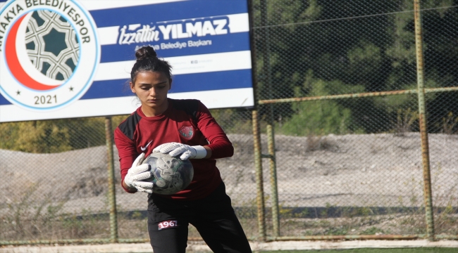 A Milli Kadın Futbol Takımı'na seçilen Senem'in hedefi "kalenin vazgeçilmezi" olmak: