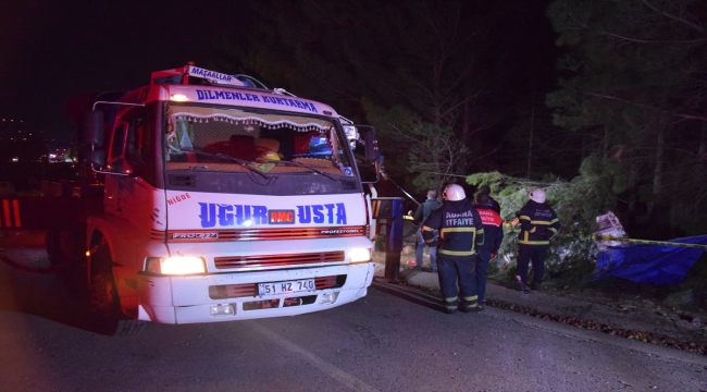 Adana'da devrilen kamyonun sürücüsü öldü