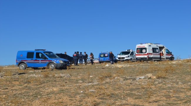 Afyonkarahisar'da yanmış otomobilin içinde 2 erkek cesedi bulundu