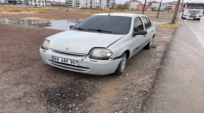 Aksaray'da otomobilin çarptığı hafif ticari araçtaki 3 sağlık çalışanı yaralandı 