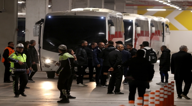 Altaylı futbolcular, Gürsel Aksel Stadı'ndan ayrıldı