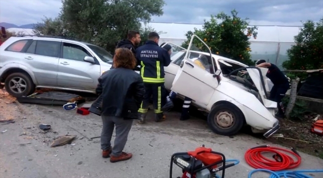 Antalya'daki trafik kazasında 2 kişi öldü, 3 kişi yaralandı
