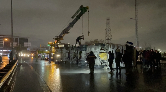 Bağcılar'da hafriyat kamyonunun devrildiği cadde trafiğe kapatıldı 