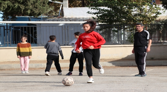 Berdan öğretmenin futbolla tanıştırdığı kızlar ulusal şampiyonluk peşinde