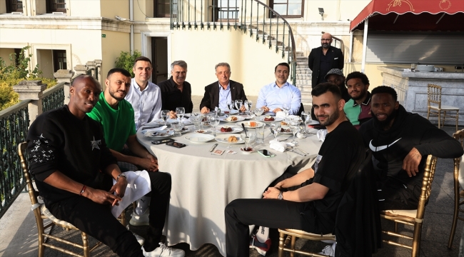 Beşiktaş Kulübü Başkanı Çebi, futbol takımıyla bir araya geldi