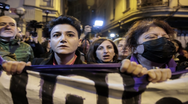 Beyoğlu'nda izinsiz gösteri yapmak isteyen gruba polis müdahale etti 