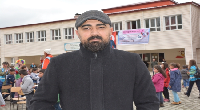 Birçok ilden Bitlis'e gelen gönüllüler çocuklara hediye dağıttı