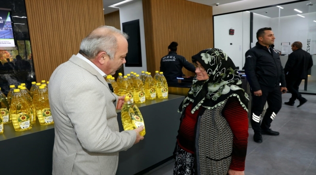 Çankırı Belediyesi ektiği ayçiçeğinden elde ettiği yağı ihtiyaç sahiplerine ulaştırıyor