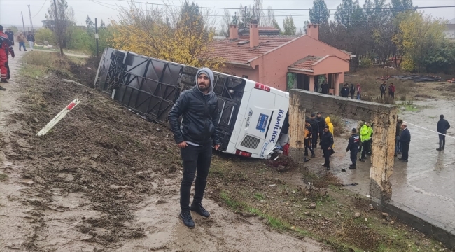 Diyarbakır'da yolcu otobüsü şarampole devrildi 