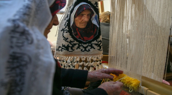 Dokuma kursunun 85 yaşındaki kursiyeri hem öğreniyor hem öğretiyor