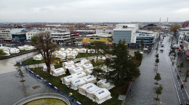 Düzce'de vatandaşların çadır kentlerde konaklaması sürüyor 