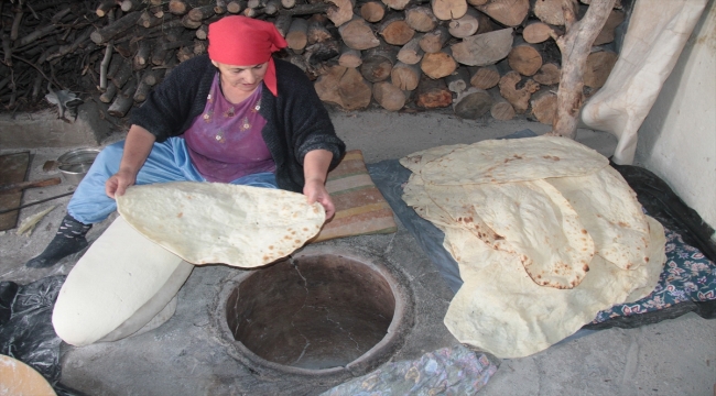 Erzincan kırsalında kadınların tandırda kışlık ekmek mesaisi