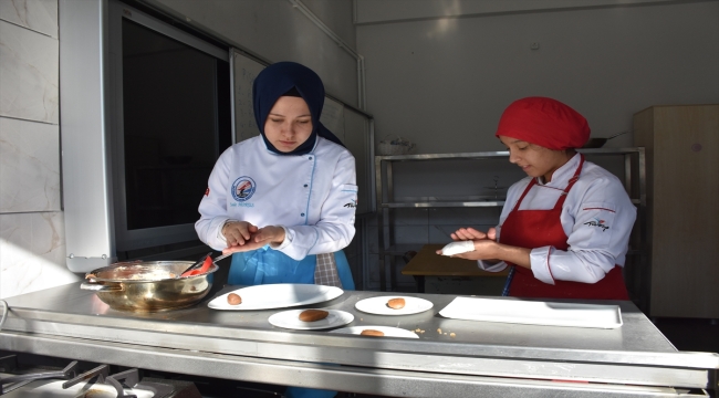 Eskişehir'de geleceğin şefleri, öğrenciler için yemek hazırlıyor