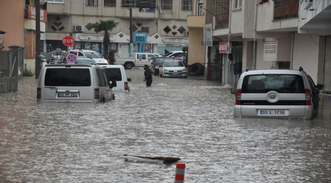 Mersin'de sağanak ve dolu etkili oluyor