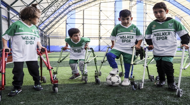 İstanbul'da buluşan serabral palsili çocuklar futbol oynadı