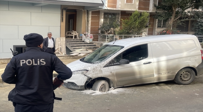 İstanbul'da çöken yola düşen aracın sürücüsü yaralandı