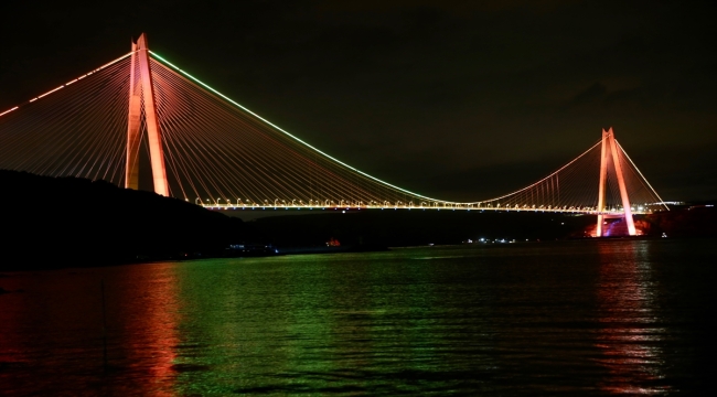 İstanbul'da iki köprü, "radyasyon onkolojisi farkındalığı" için turuncuya büründü