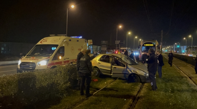 Kayseri'de tramvay yoluna girerek takla atan otomobilin sürücüsü yaralandı