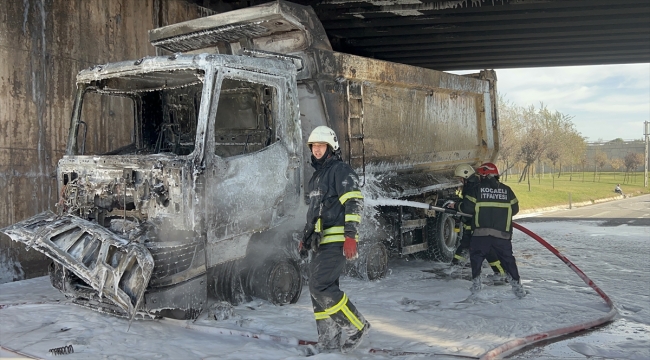 Kocaeli'de servise götürülen arızalı kamyonda çıkan yangın söndürüldü