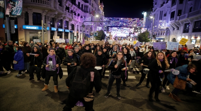 Madrid'de binlerce kişi "Kadına Yönelik Şiddete Karşı Uluslararası Mücadele Günü"nde yürüdü