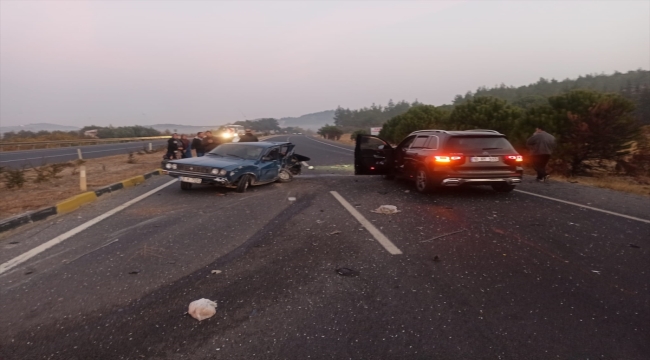 Manisa'da ciple otomobilin çarpışması sonucu 2 kişi öldü