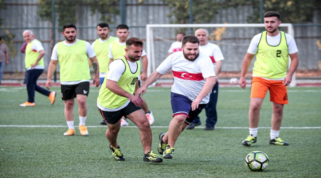 Mersin'de protokol üyeleri ve gençler, halı sahada maç yaptı