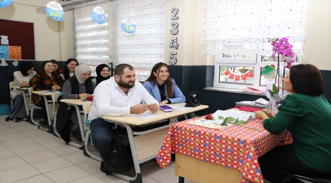 Mezun ettiği öğrencilerini 16 yıl sonra sırada görünce gözyaşlarını tutamadı