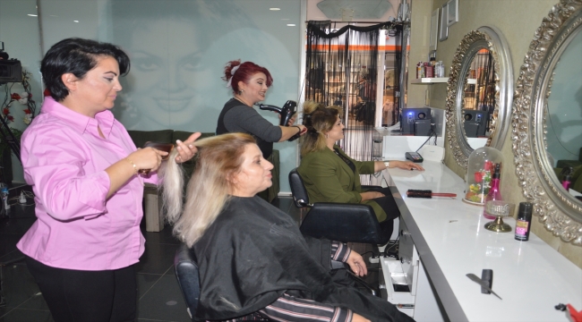 Sakarya'da kadın öğretmenlere ücretsiz saç ve cilt bakımı yapıldı