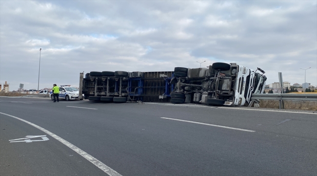 Tekirdağ'da devrilen tırın sürücüsü yaralandı