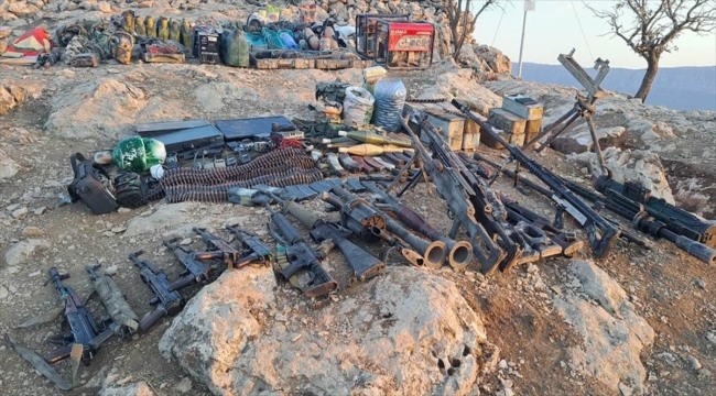 Teröristlerin kullandığı mağarada çok sayıda silah ve mühimmat ele geçirildi