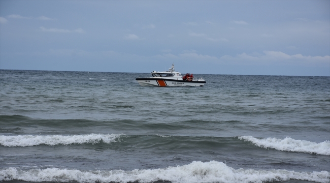 Trabzon'daki tatbikatta alabora olan tekneden denize düşen vatandaşlar kurtarıldı