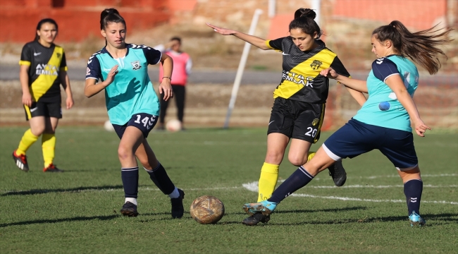 Türk ve Bulgar kadın futbol takımları "Kadına şiddete hayır" temasıyla sahaya çıktı