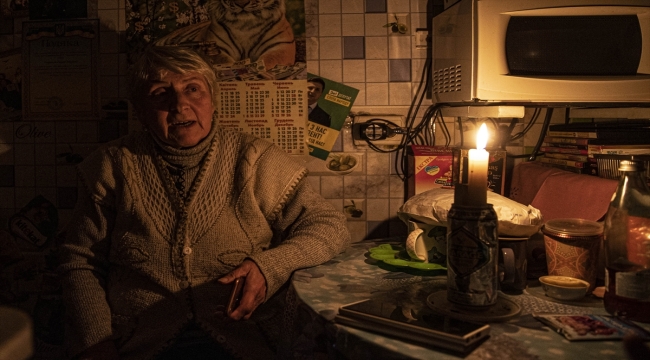 Ukrayna'da elektrik kesintilerinin sürdüğü bölgelerde halk mumla aydınlanıyor