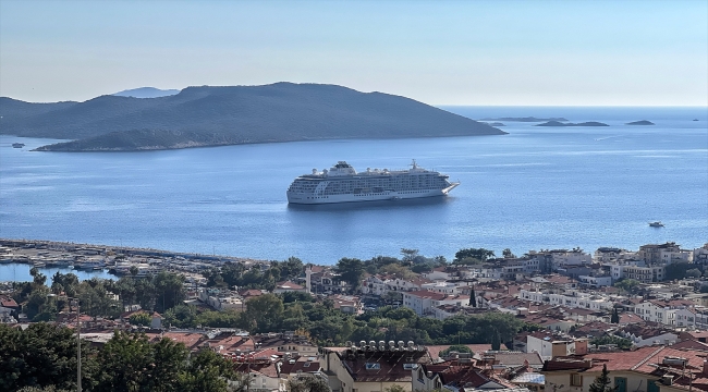 Yolcu gemisi "The World" Kaş açıklarına demirledi