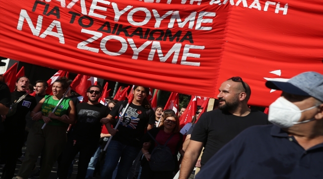 Yunanistan'da işçi ve memurlar 24 saatlik greve gitti