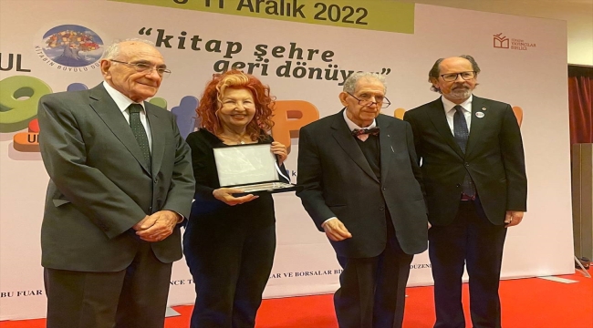 "39. Uluslararası İstanbul Kitap Fuarı"nın onur yazarı Nazlı Eray'a plaket takdim edildi