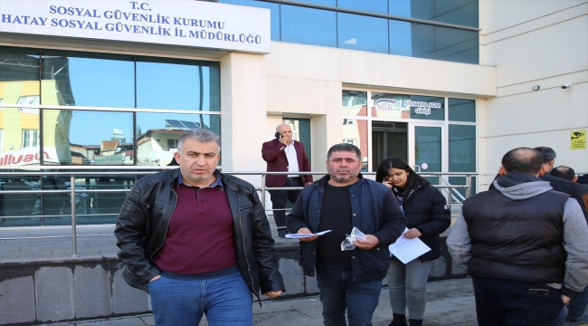 Adana ve çevre illerde EYT'li vatandaşlar SGK önlerinde yoğunluk oluşturdu 