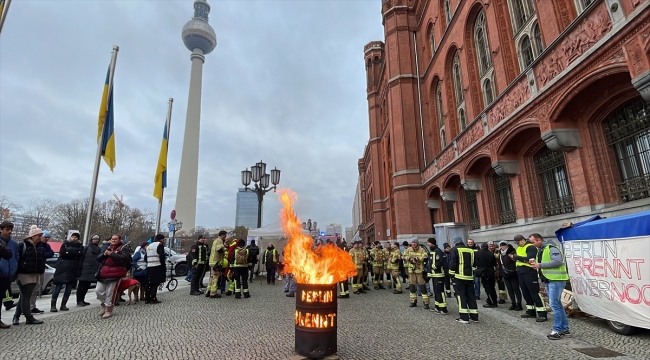 Almanya'da itfaiyeciler çalışma şartlarının düzeltilmesi talebiyle "ateş" yaktı
