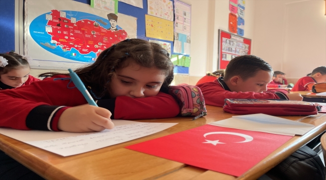 Antalyalı minik öğrenciler ilk mektuplarını terörle mücadele eden Mehmetçik'e yazdı 